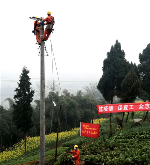 图2为环江村4号台区农网工程复工现场.jpg