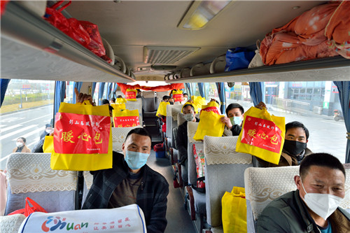 务工人员展示暖心包.jpg