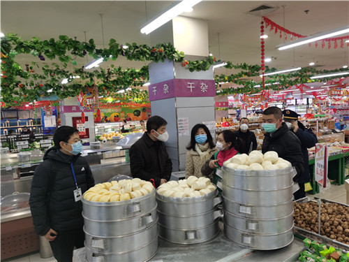 曾淑敏带队检查超市。.jpg