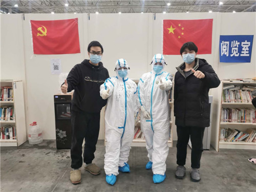 方舱医院里与患者的合影。.jpg