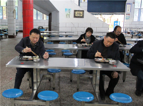 配图：在广安友谊中学，欧彦（左)与该校校长谢德文（右）在学校食堂陪餐.jpg