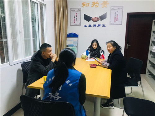 党员和志愿者正在进行矛盾纠纷调解.jpg