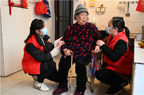 走访关爱独居老人。汪利红 摄.jpg
