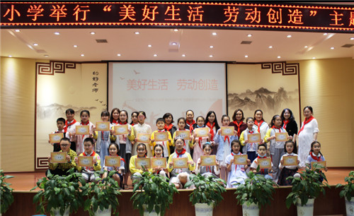 获奖选手与评为老师一起合影.jpg