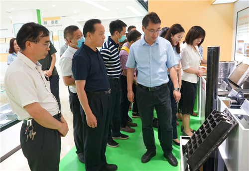 调研组一行在华蓥市工业园区调研.jpg