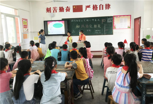 鼓匠小学举行践行社会主义核心价值观主题班会课赛课活动