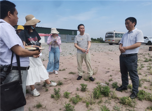 王部长和石笋镇长李兴华在鳌山寨山顶向记者介绍情况.jpg