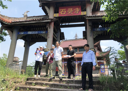 图为：省旅游资源普查工作小组在赛马镇复查文化遗产、历史古迹等旅游资源.jpg