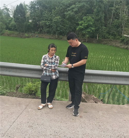 图为胜利镇纪委工作人员走访收集问题.jpg