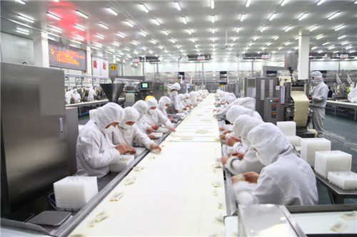 四川思念食品有限公司生产线上一派繁忙景象。.jpg