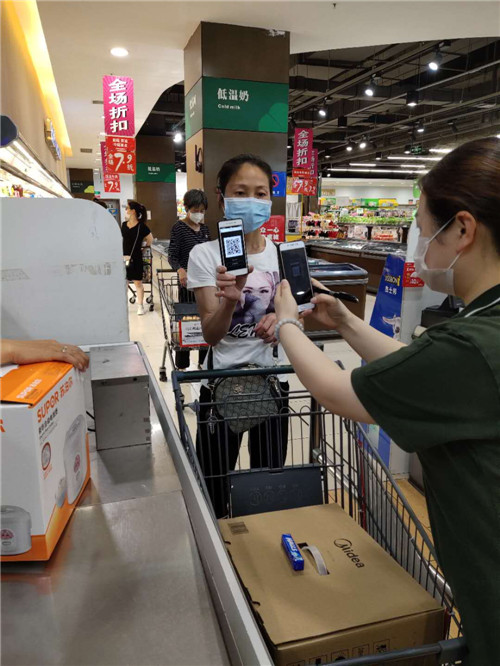市民凭电子消费券二维码在超市消费。.jpg