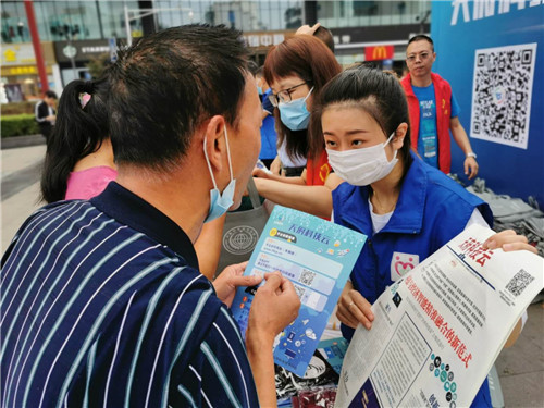 眉山科普志愿者给市民讲解云平台知识.jpg