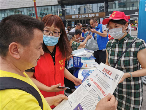 眉山科普志愿者向市民发放云平台宣传资料.jpg