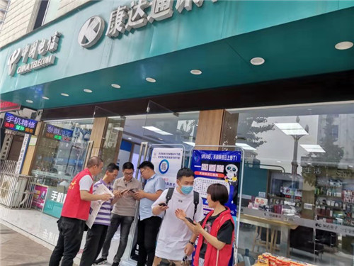 洪雅县科普志愿者在电信营业网点指导市民使用天府科技云.jpg