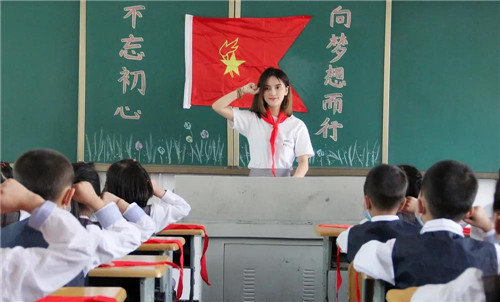 巴州区第六小学:举行“不忘初心 向梦想而行”新队员入队仪式