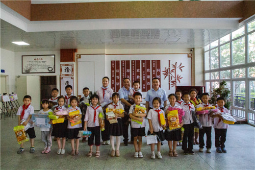 彭山区：19名贫困学生实现新年心愿
