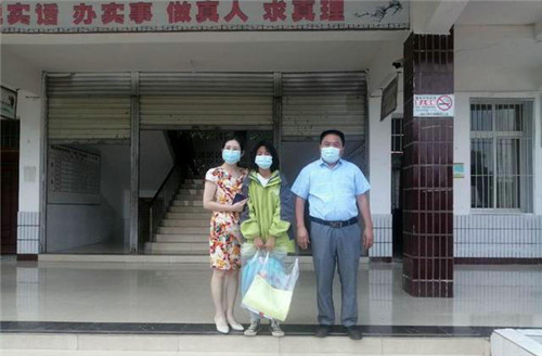 遂宁顺邦安防公司慰问保升初中贫困学生