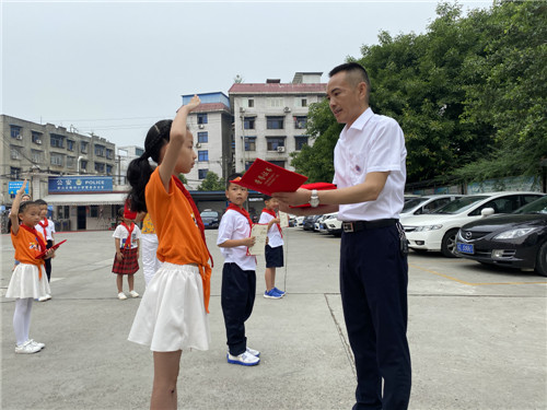 为新时代好少年颁发奖状.jpg