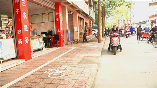 城南农贸市场附件新增临时停车位.jpg