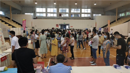 青神县：搭建就业供需平台