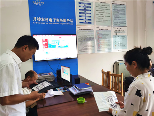 王春平正与张进军核对快递验证码。.jpg