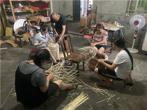 王志成指导合作妇女编制产品.jpg