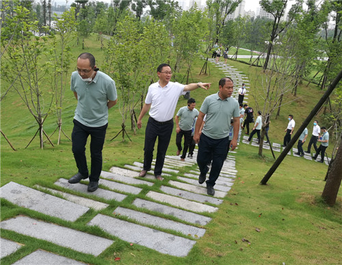 前锋区委书记米亮（前中）一边走一边向客商介绍情况.jpg