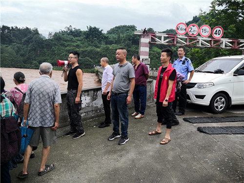 杨勇同志组织封闭大桥，疏散围观群众.jpg