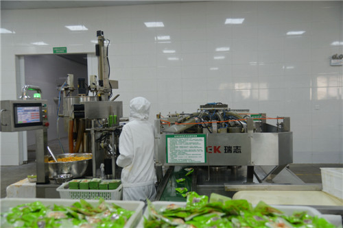 洪雅台资企业四川一品源食品有限公司现代化的生产车间.jpg