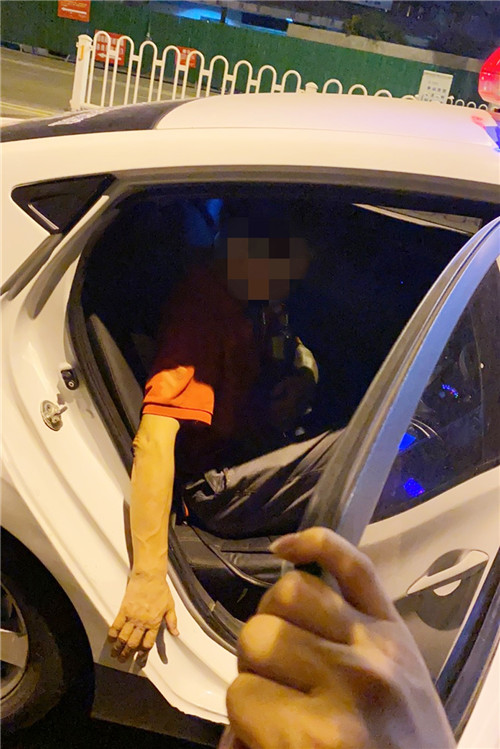 前锋区：民警救助一名醉酒男子