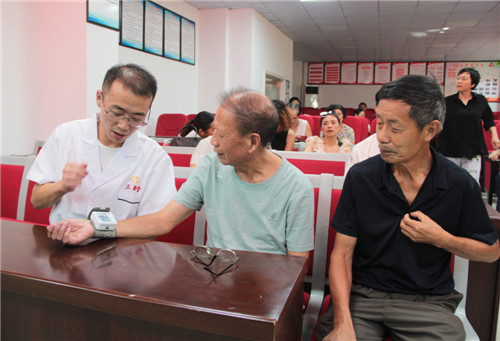 配图：免费测量血压和用药咨询 .jpg