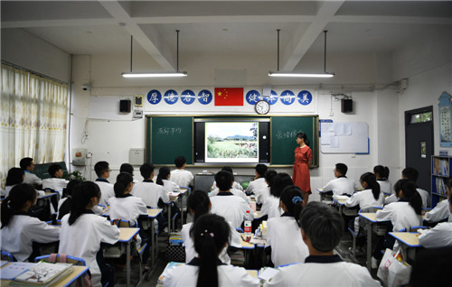 邻水县：各校为广大学生上好“开学第一课”
