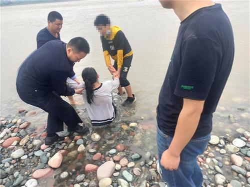 洪雅县：民警救下花季少女