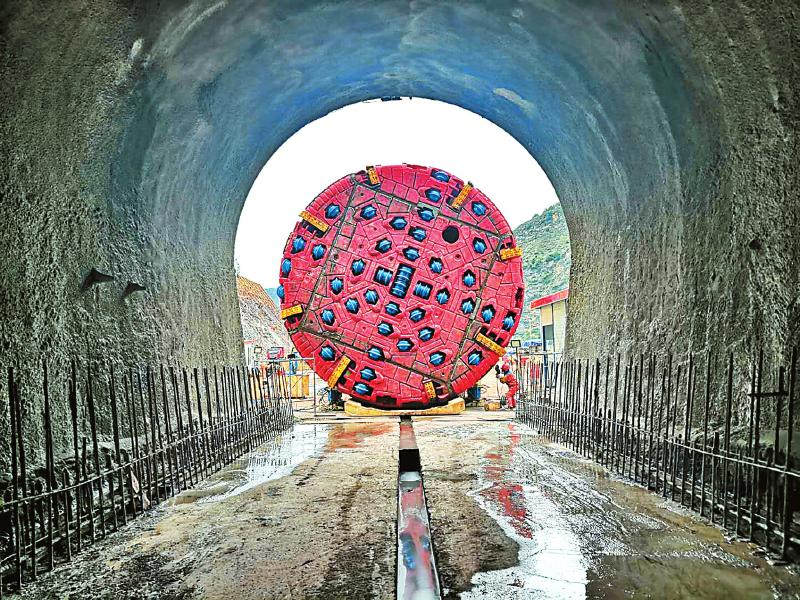 “硬岩掘进机之王”挺进大凉山1号隧道