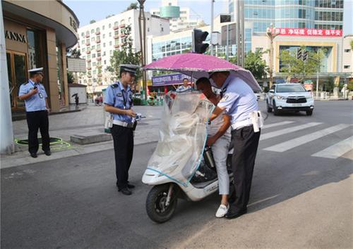 广安交警铁腕遏制“三车”违法行为