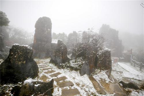 广安华蓥山初雪降临