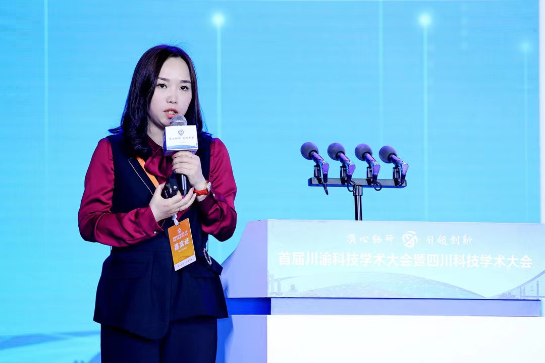 重庆医科大学教授陈娟作“COVID-19患者针对新冠病毒的抗体反应基础与临床研究”主题报告
