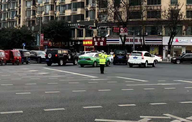 眉山仁寿县：警察坚守岗位  守护春节平安