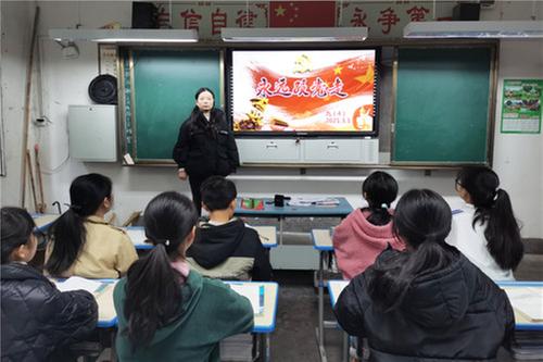 前锋区：代市初中召开“开学第一课”工作会议