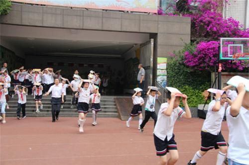 巴州区一小举行防地震应急疏散演练活动