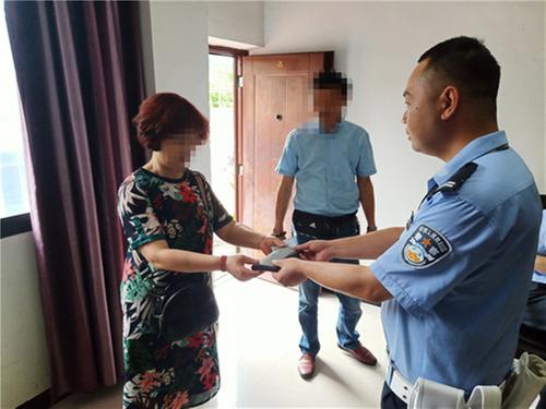 阆中交警拾金不昧将钱包物归原主