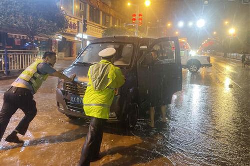 暴雨来袭 邻水公安交警疏堵保畅