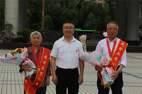 简阳职高召开庆“七一”表扬暨师德师风建设年宣讲大会