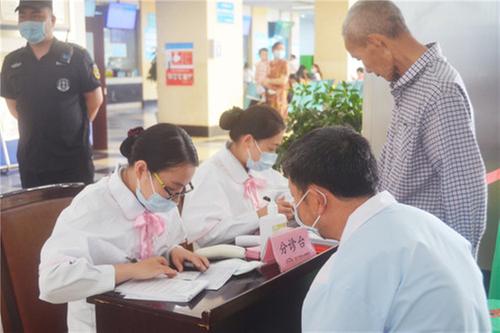 四川大学华西广安医院开展“关注口腔健康 品味老年幸福”义诊和健康科普宣讲活动