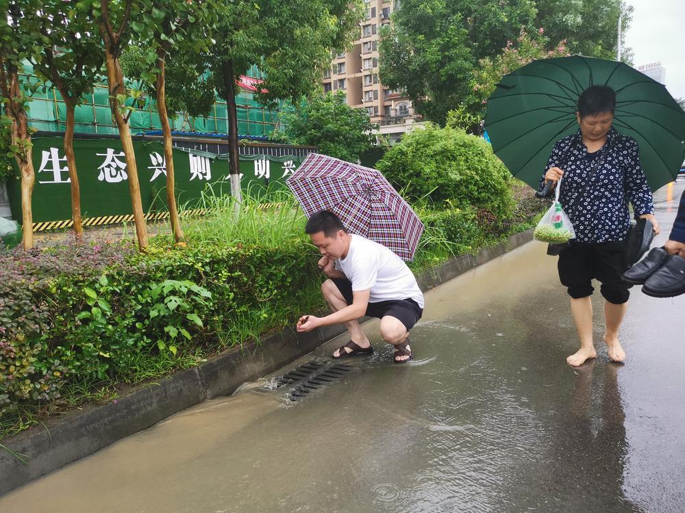 青神县：连续强降水 人大代表全力参加防汛救灾