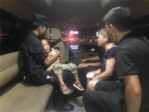 广告牌“从天而降”砸伤男孩  华蓥民警火速护送就医