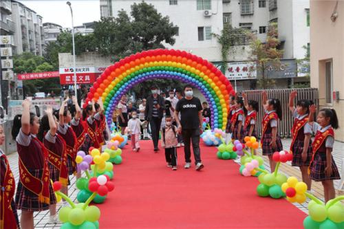 广安区富源小学设立入学留影墙  留住学生珍贵记忆