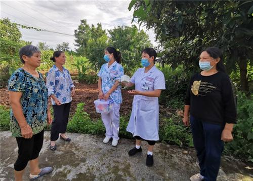 青神县：“流动”医生常在村 一针一药总关情