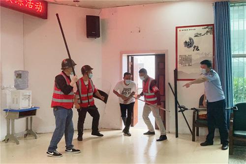 永兴派出所民警进校园开展校园安防建设培训演练活动