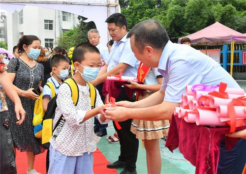 广安区思源小学一年级新生“入学礼”别出心裁